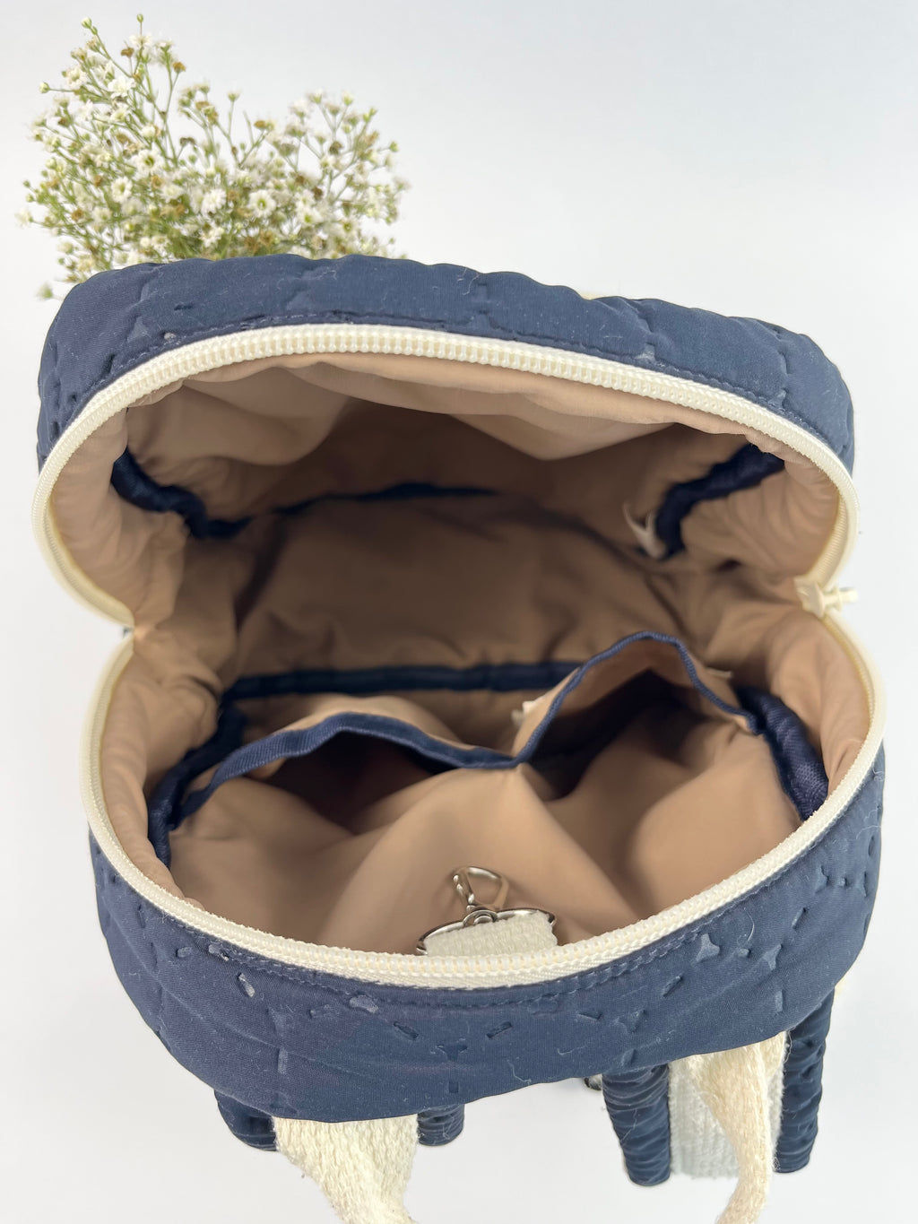 Rucksack mit Bienendetails