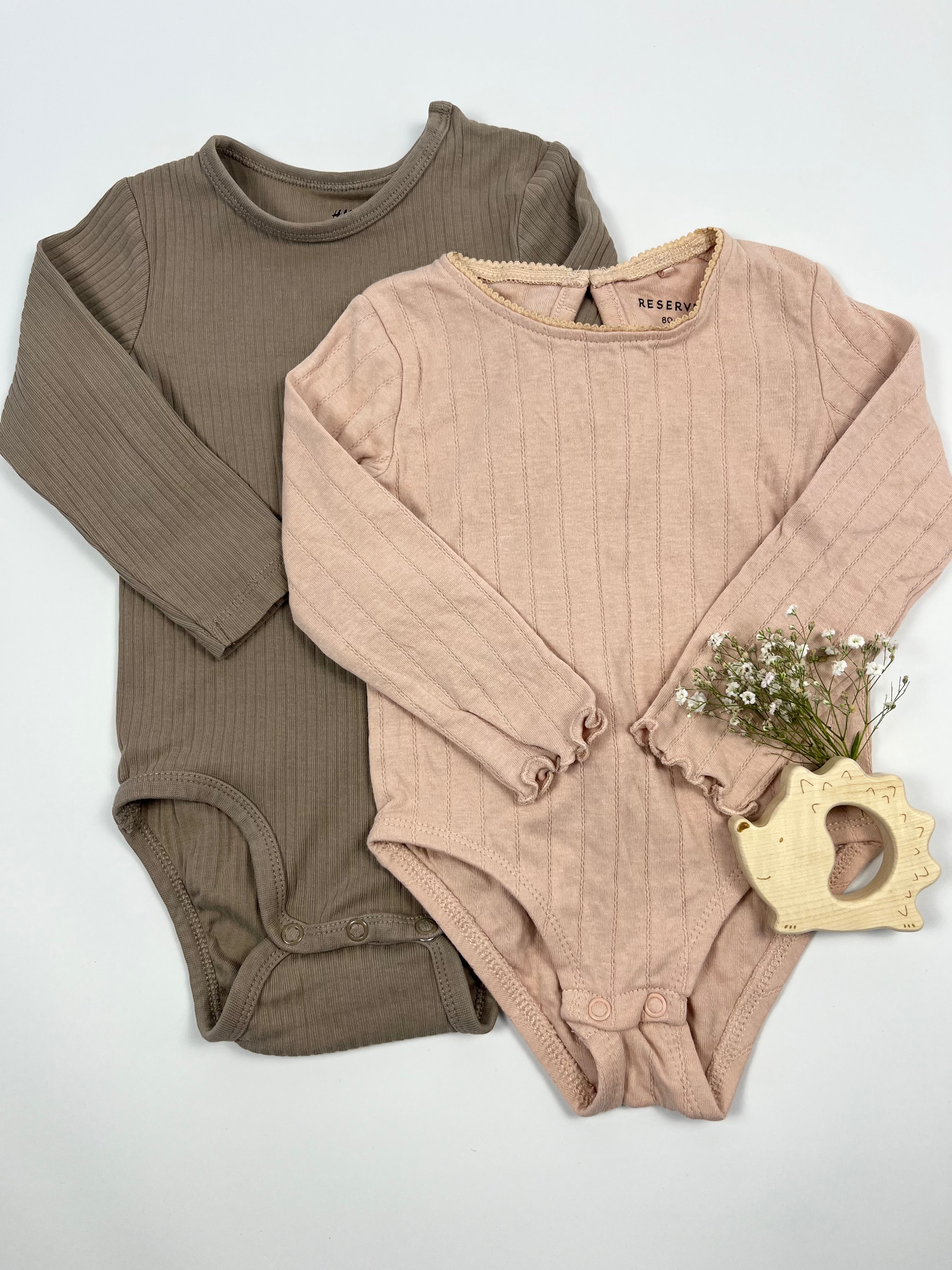 2 Bodys von Reserved und H&M, Gr.80