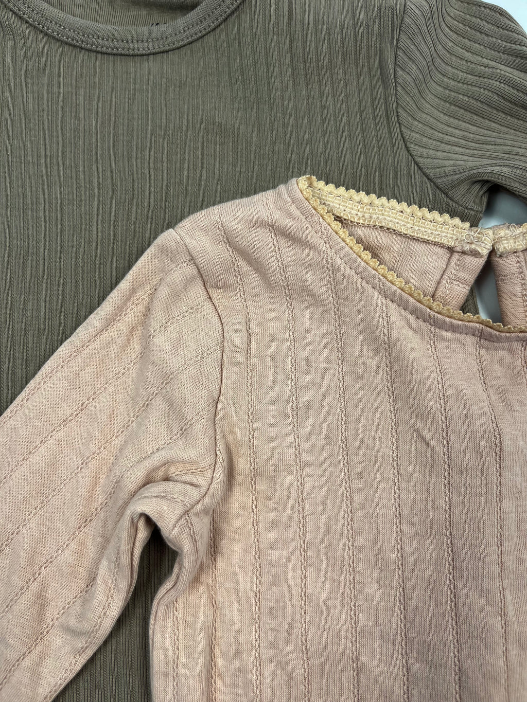 2 Bodys von Reserved und H&M, Gr.80